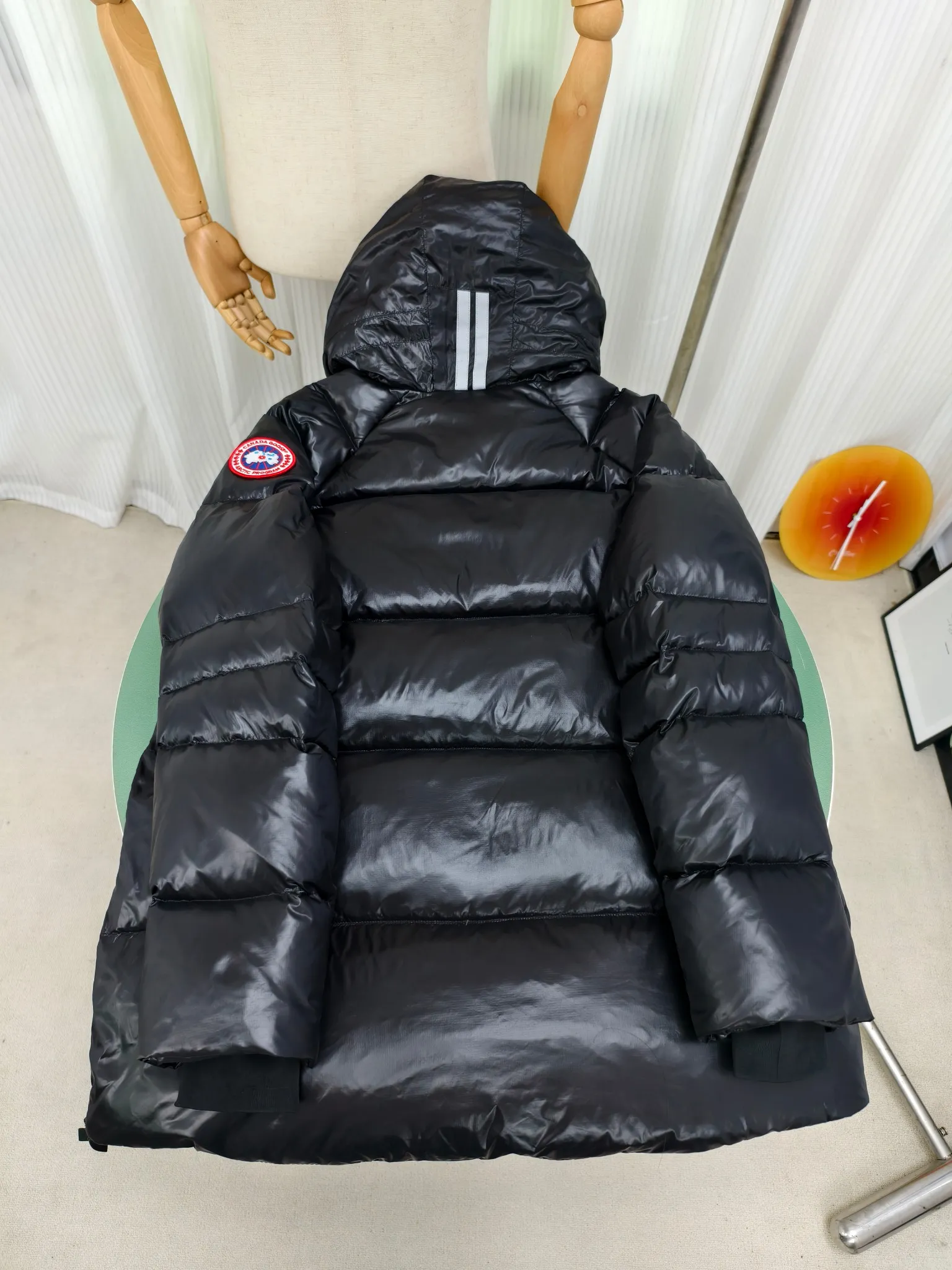 P940 ————2239L women's model (high version) Canada goose Cypress down jacket The new model of the Cypress series makes you stand out. This down jacket is an ideal winter piece. This style is filled with white duck down. Featuring a thin, channel-filled construction with lightweight fabrics and trim, it feels lightweight and adds warmth. The chin-protecting suede knit stand-up collar is soft and adds comfort. An adjustable down hood with cord closure adds warmth and protection against the elements. The back is designed with the iconic double-stripe black reflective decorative stripes to make you more visible in dim environments. The inner layer has removable elastic straps, making the jacket easy to carry on the shoulder and hands-free. Side zipper gusset dries and breathes when moving. Color: black with red label, silver birch Size: XS-2XL